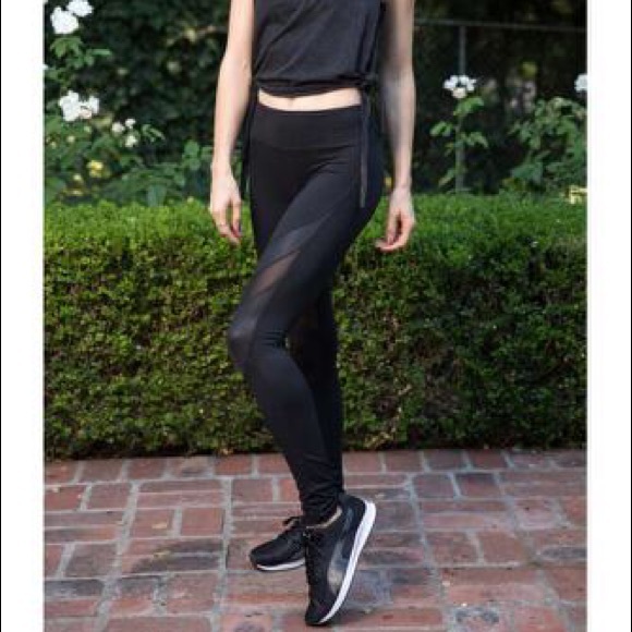 BLACK LEGGING WITH CONTRAST MESH AND PU PANELS - Picture 2 of 3